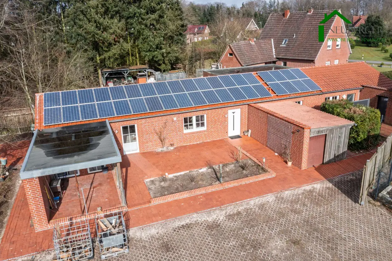Moderner Bungalow mit PV-Anlage, Doppelcarport, Garage, Anbau und Gartenteich auf großem Grundstück