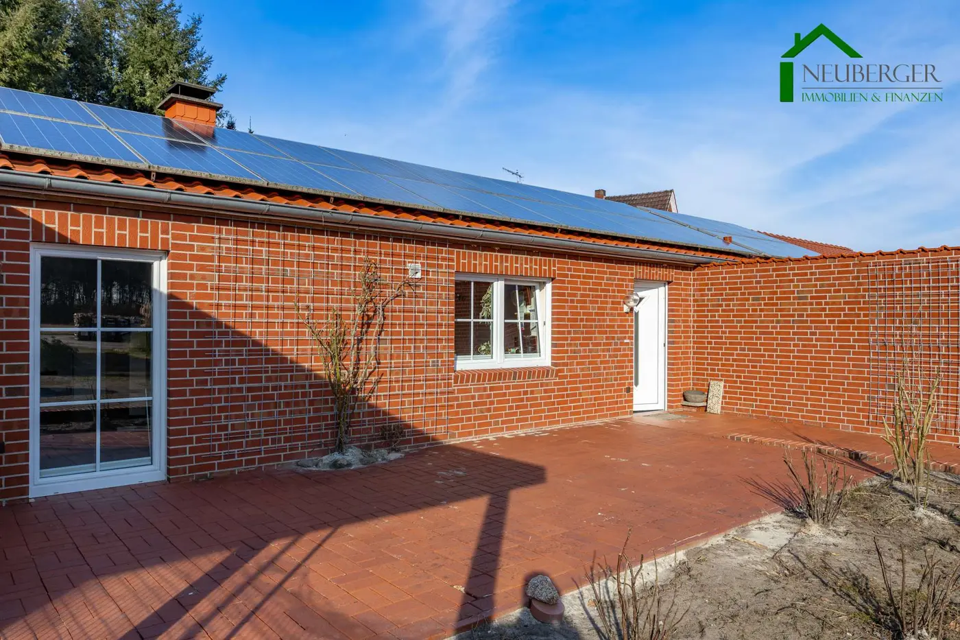 Moderner Bungalow mit PV-Anlage, Doppelcarport, Garage, Anbau und Gartenteich auf großem Grundstück – Bild 2