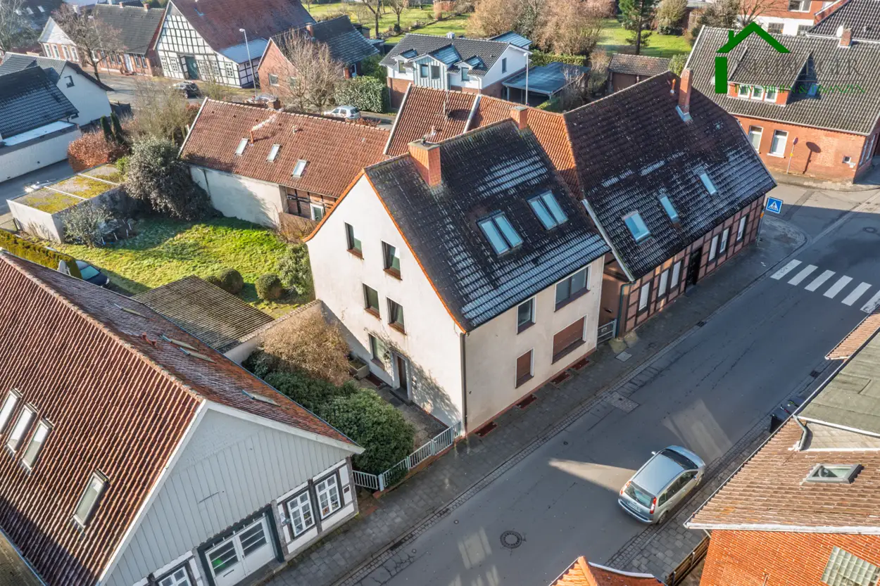 Solides Mehrfamilienhaus mit 3 Wohneinheiten, 4 Garagen und Entwicklungspotenzial