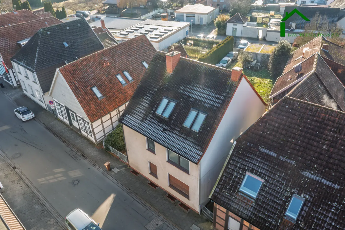 Solides Mehrfamilienhaus mit 3 Wohneinheiten, 4 Garagen und Entwicklungspotenzial – Bild 3