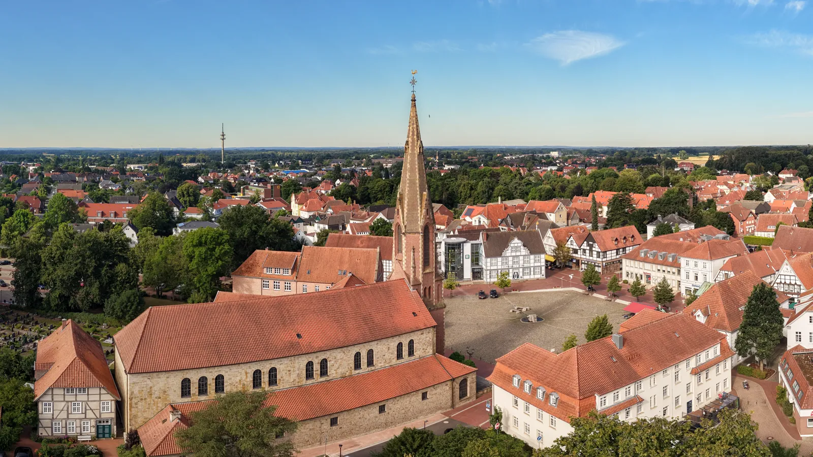 Luftaufnahme des Marktplatzes von Quakenbrück mit St. Marien und Altstadt