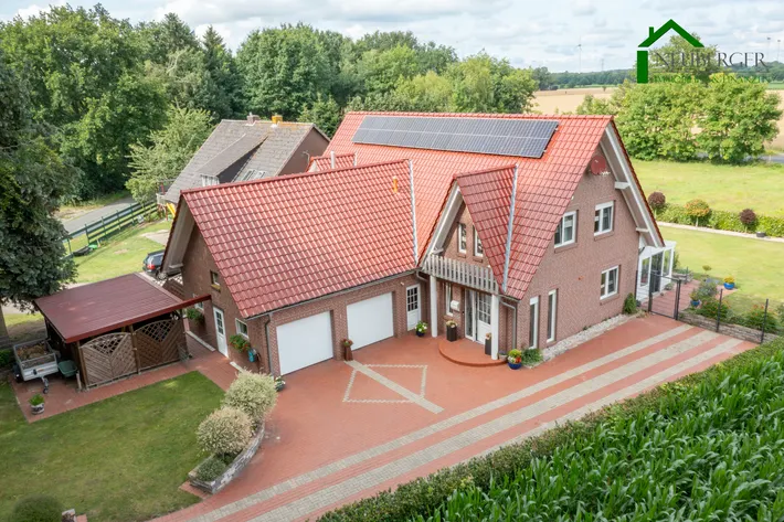 Gepflegtes, großes Einfamilienhaus mit PV-Anlage und Doppelgarage im Außenbereich