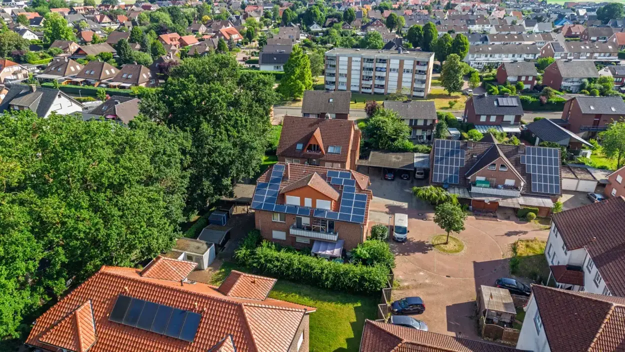Luftaufnahme eines Wohngebiets in der Region — hier vermitteln wir